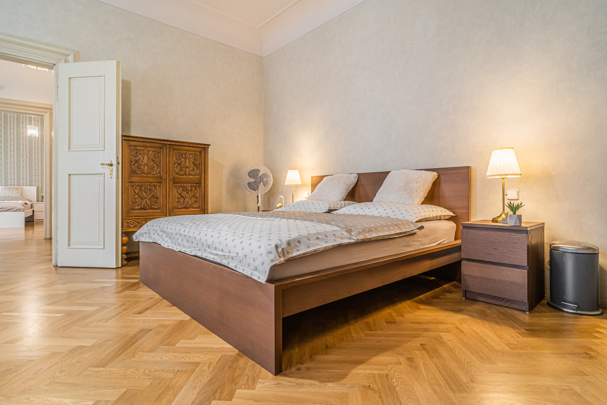 king size bed in the main bedroom.jpeg
